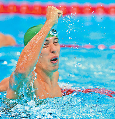 南非游泳选手获得金牌，庆祝泳池中的简单介绍